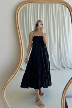 ARIBELL Dress Navy -Swathera Sales Bi5luYgsYG0yjcJj2c649I3kM 01447.1710760589